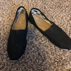 Black TOMS